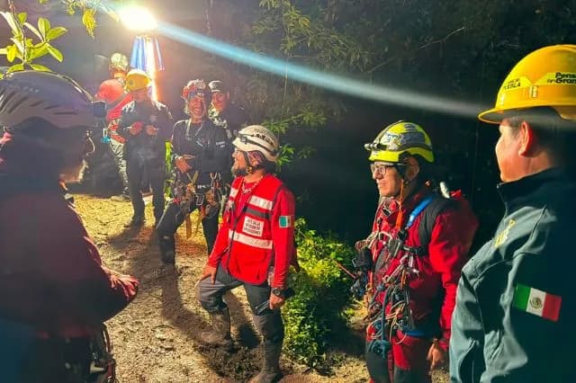 Localizan dos cuerpos en gruta de Cuetzalan; buscan a una tercera persona