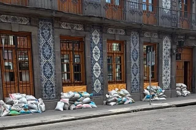 Comerciantes del Centro de Puebla colocan costales por temor a inundaciones