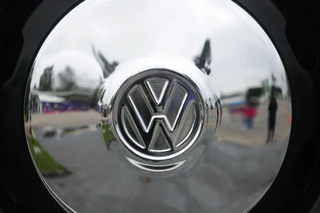 Volkswagen baja ventas mundiales: alertan reestructura y 90 mil despidos