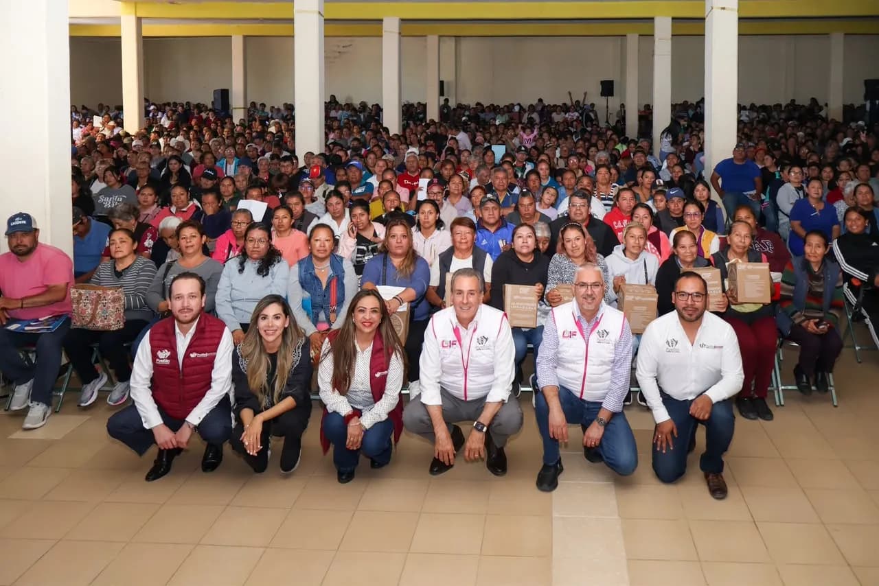 Alcalde de Puebla entrega 6 mil 300 despensas en San Francisco Totimehuacan