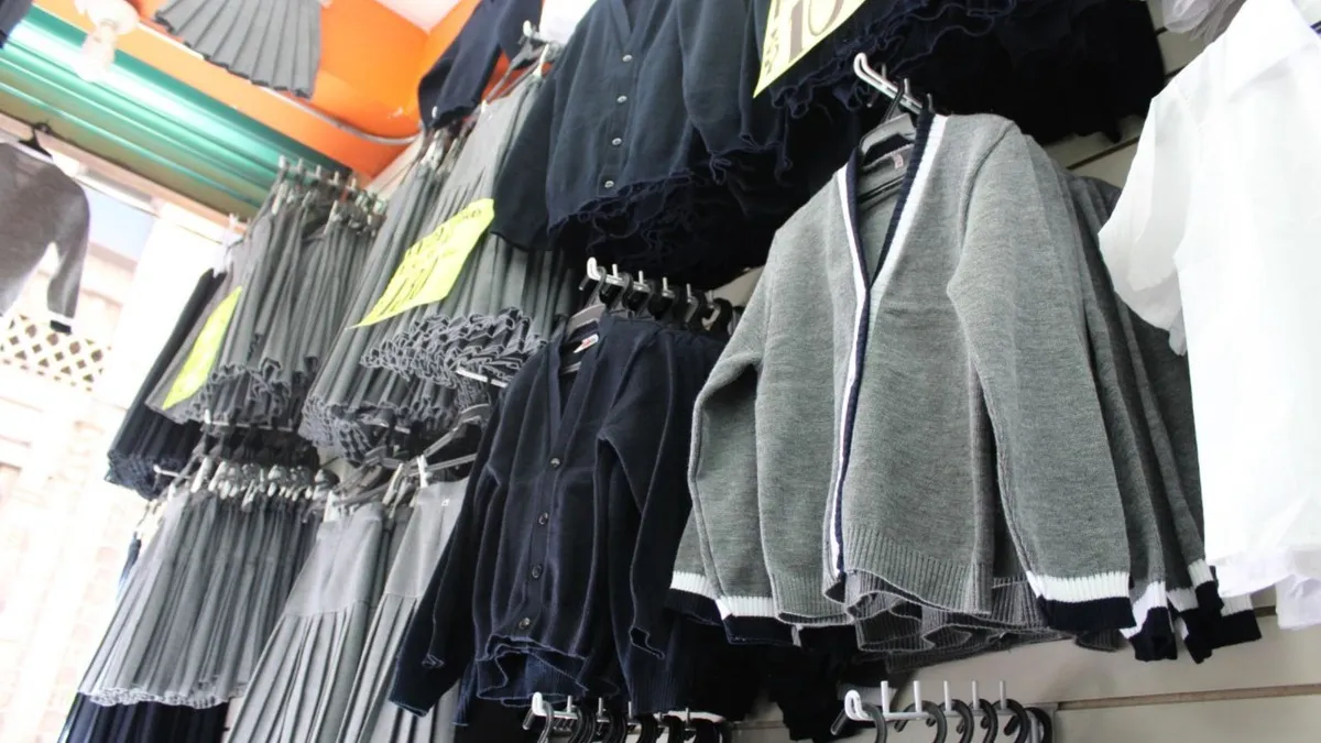 Comprará SEP Puebla menos uniformes y zapatos escolares este 2026; ya no darán morrales