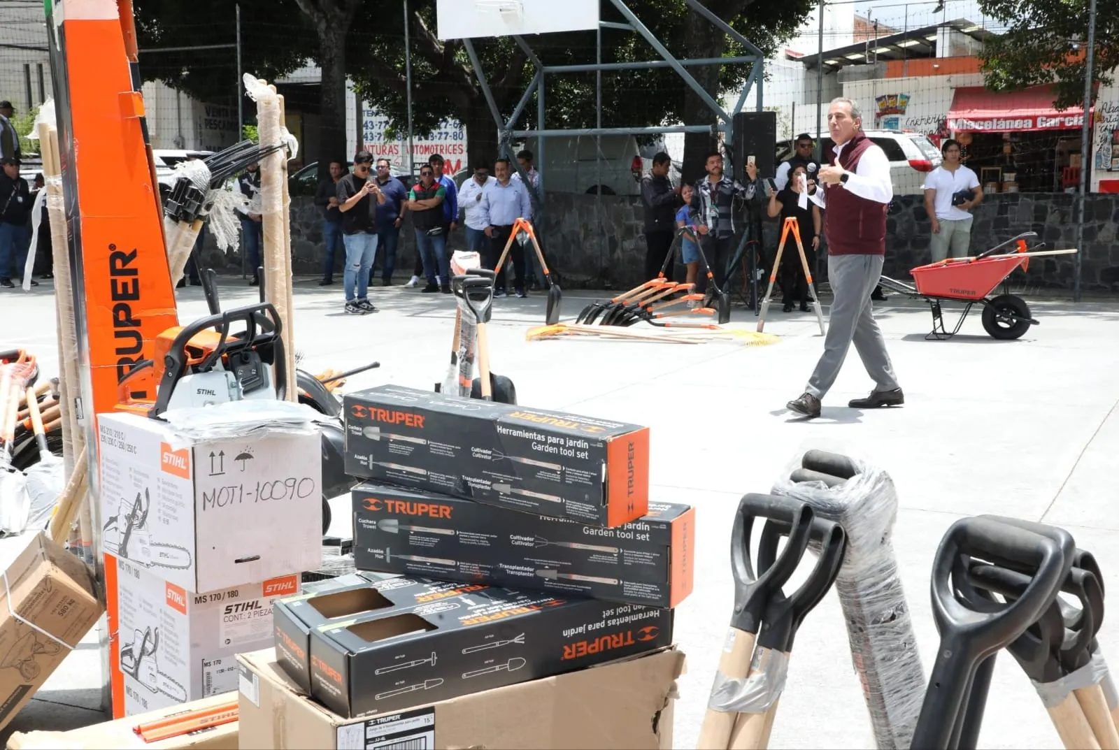 Gobierno de la Ciudad entrega 778 herramientas para el mantenimiento de parques y jardines