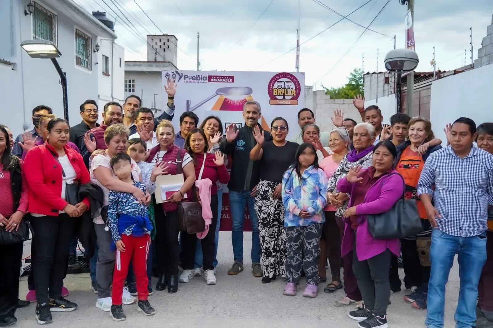 Gobierno de la Ciudad renueva 540 luminarias en Totimehuacán y Barrio San Juan