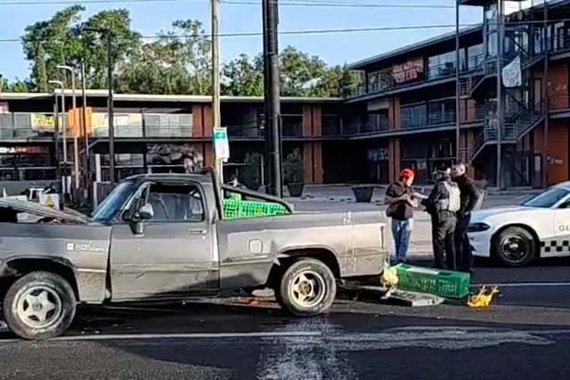 Accidente vehicular deja daños materiales en la Atlixco-Izúcar de Matamoros
