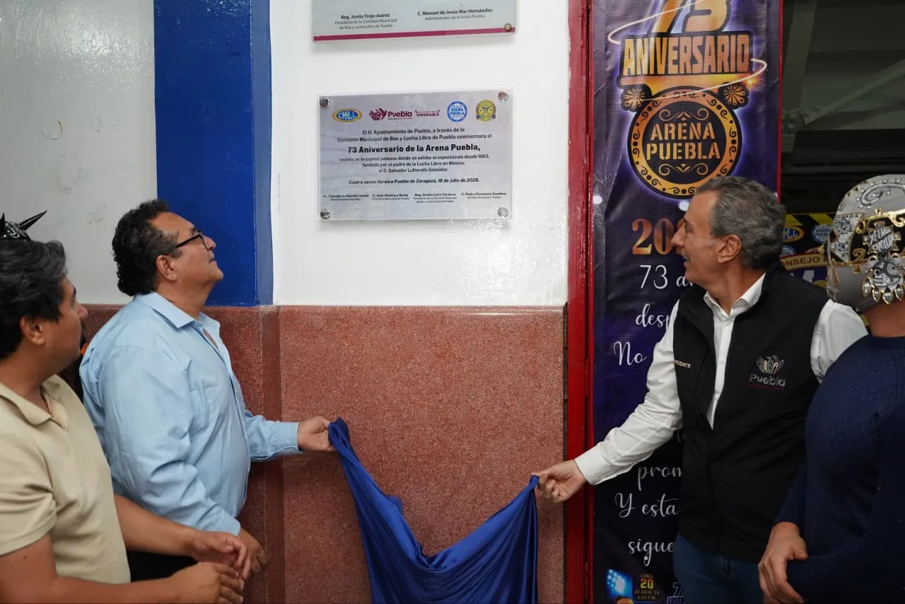 Alcalde de Puebla devela placa conmemorativa por el 73 aniversario de la Arena Puebla