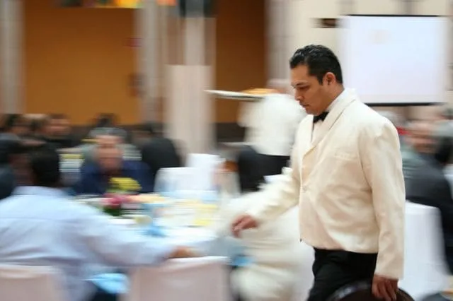 Caen empleo y remuneraciones de servicios privados de Puebla en mayo 2026