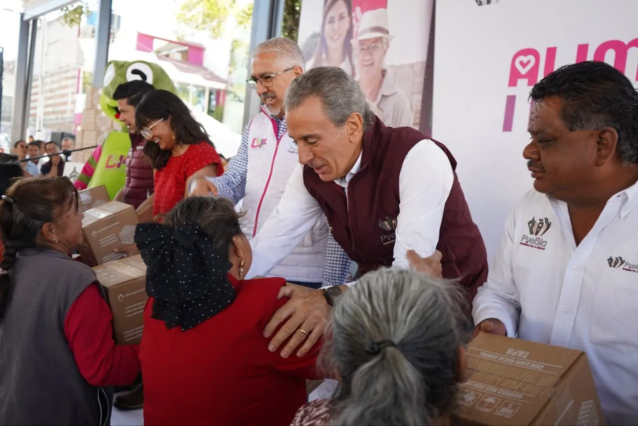 Alcalde de Puebla entrega 12 mil despensas en San Sebastián de Aparicio