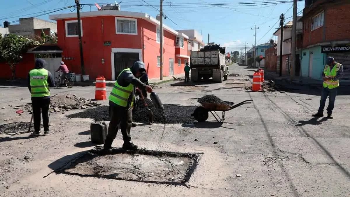 Gobierno de la Ciudad atiende calles de San Pedro y El Carmen con trabajos de bacheo