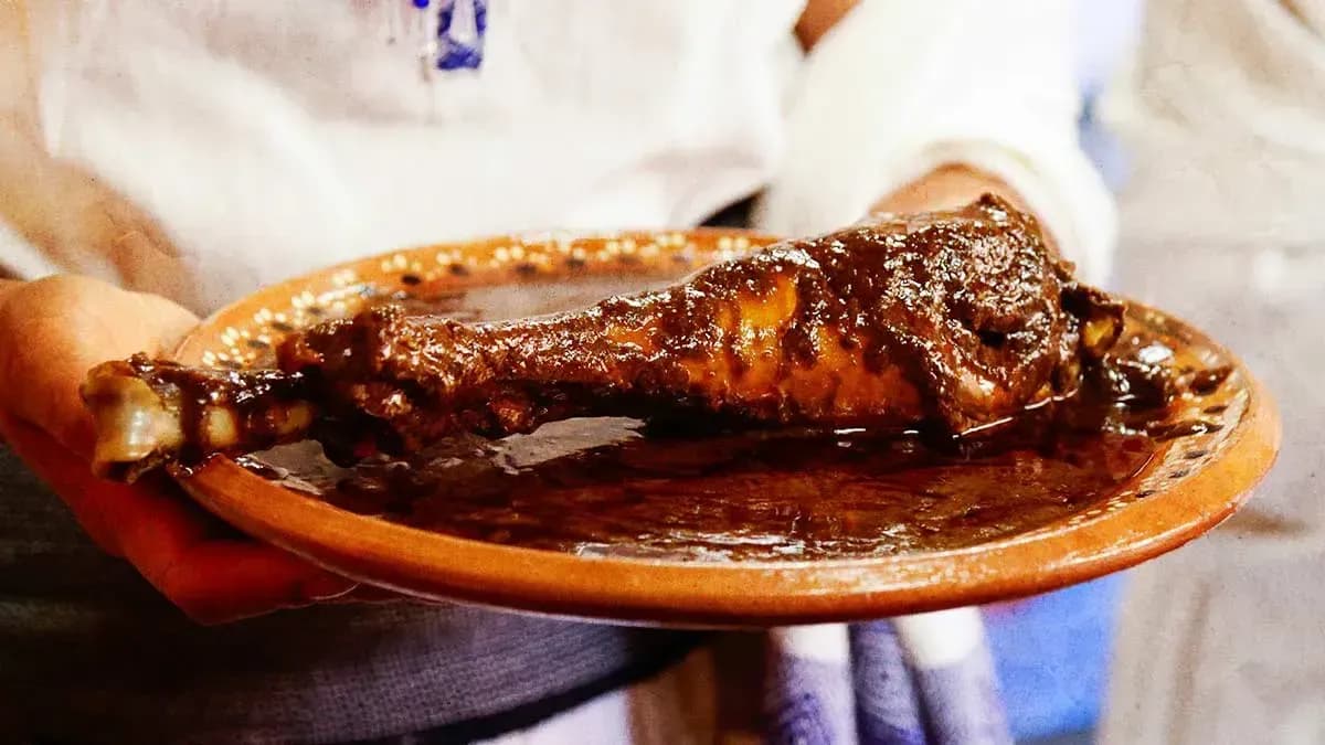 Santiago Miahuatlán guarda una gastronomía marcada por el mole y el chile miahuateco