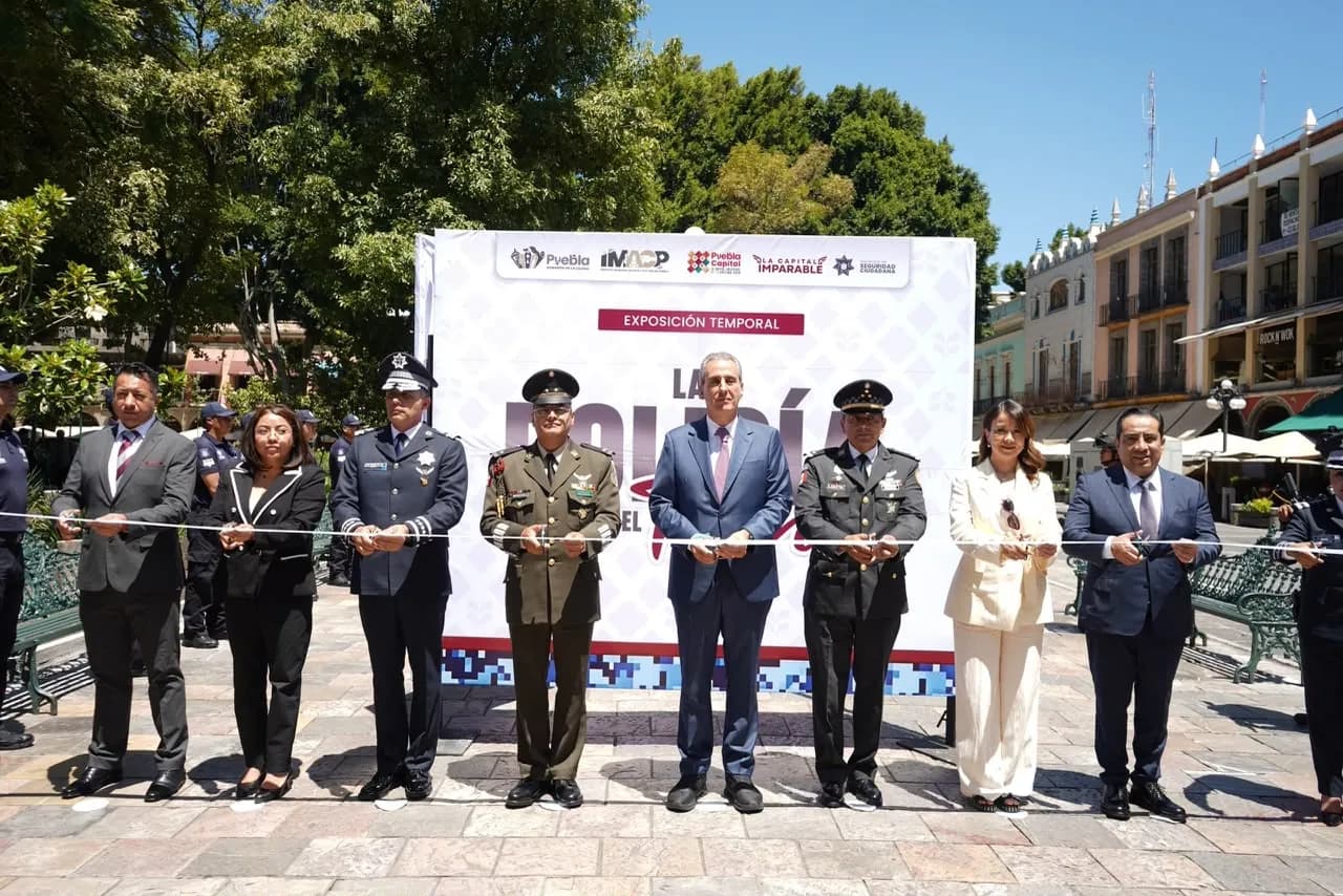 Zócalo de Puebla alberga exposición sobre la historia de la Policía Municipal