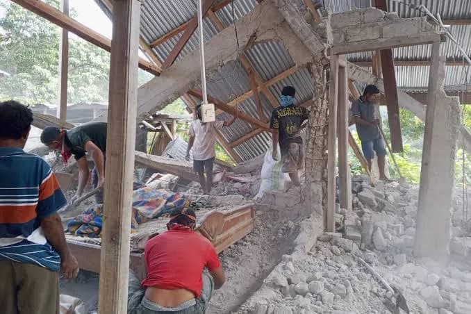 Un terremoto de magnitud 7.7 sacude Indonesia y provoca graves daños