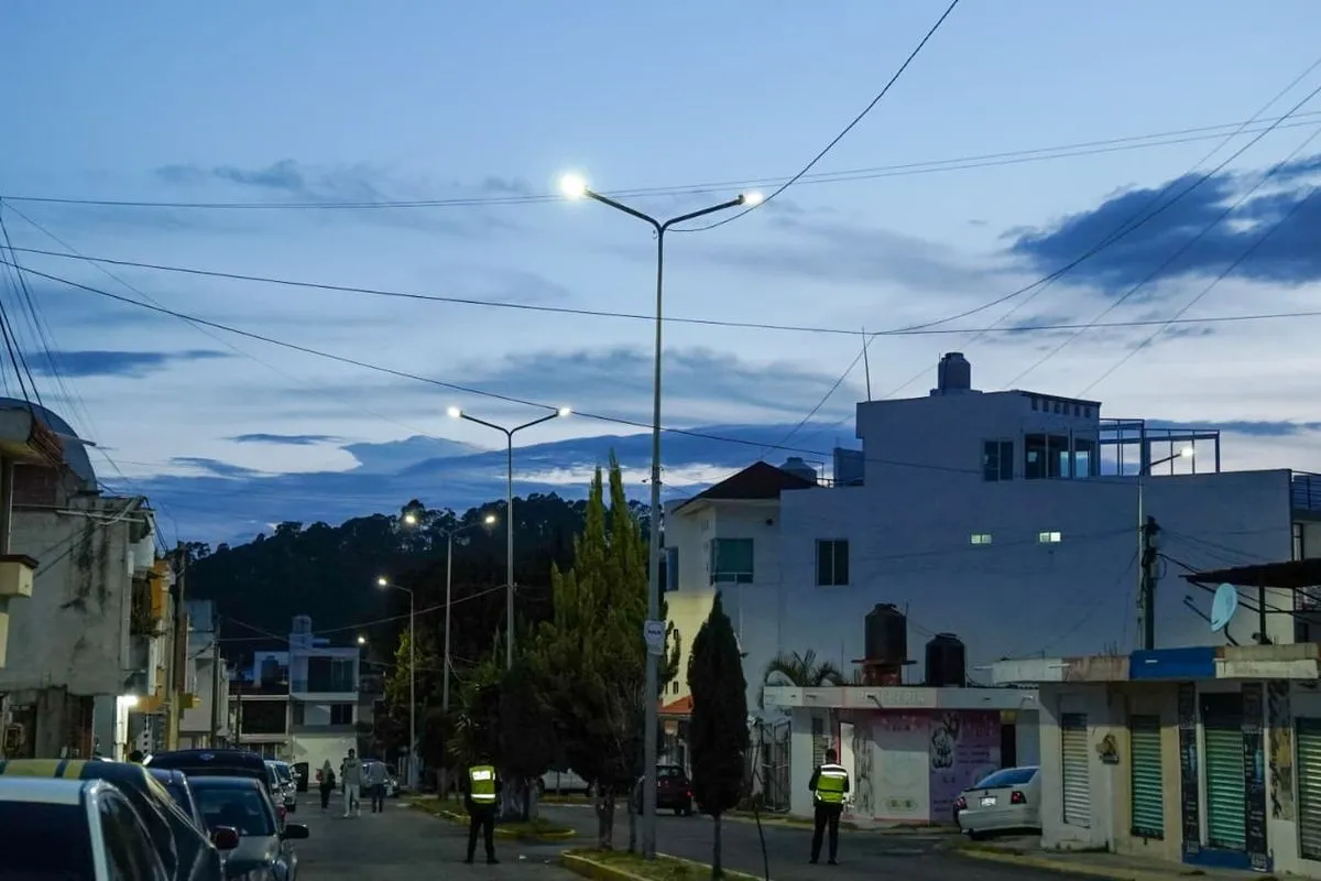 Gobierno de la Ciudad moderniza 113 luminarias en Hacienda Los Capulines II