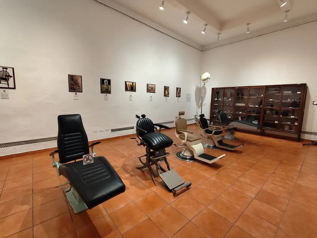 El museo escondido en Analco que guarda antiguos sillones dentales y equipos oftalmológicos