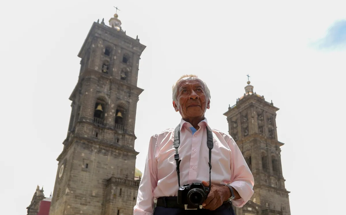 Don Demetrio, el último fotógrafo del Zócalo que todavía retrata a los poblanos