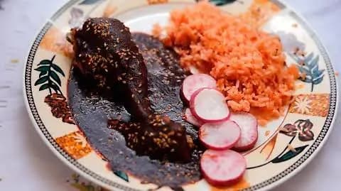 La tradición de San Agustín vuelve con mole poblano, tamales y chiles en nogada