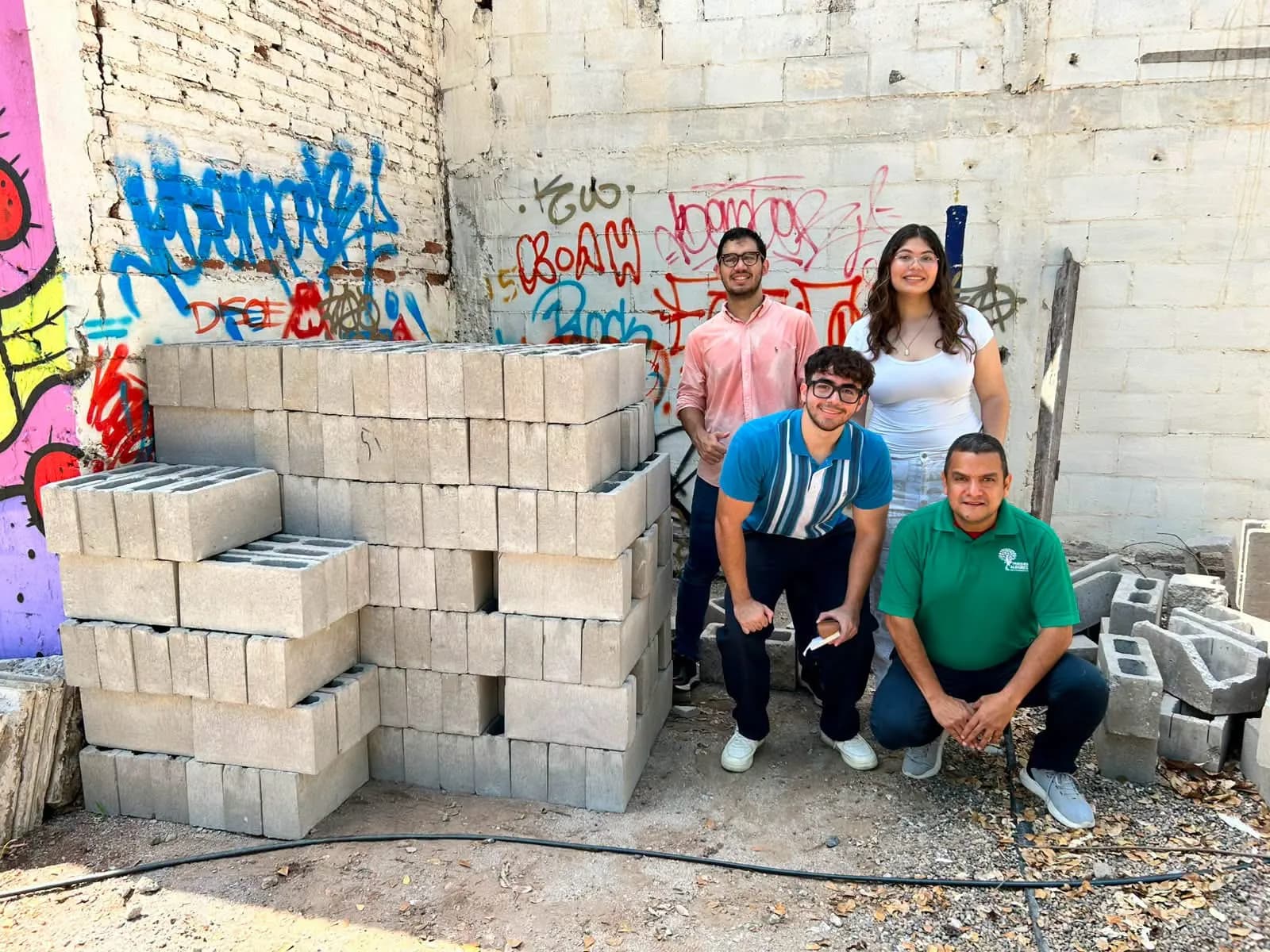 Jóvenes mexicanos convierten escombros de construcción en bloques ecológicos