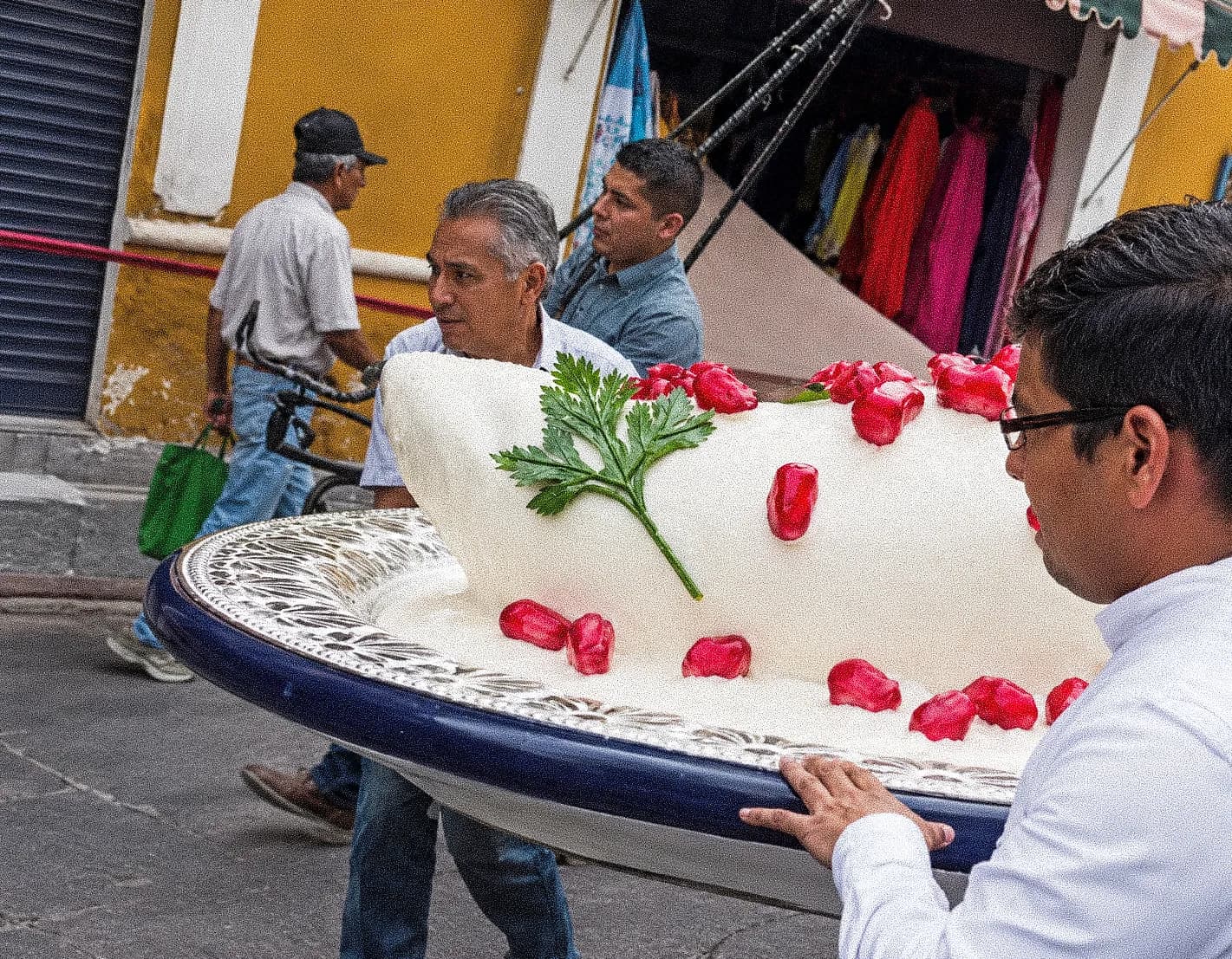 Un chile en nogada gigante recorrió el Centro Histórico de Puebla y se volvió viral