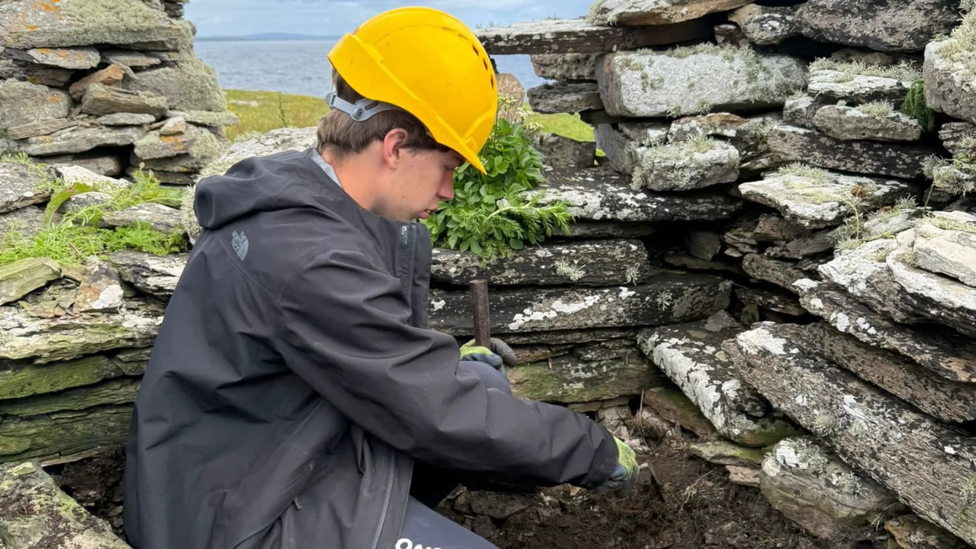 Estudiantes encuentran una posible iglesia vikinga de hace mil años en una isla de Escocia