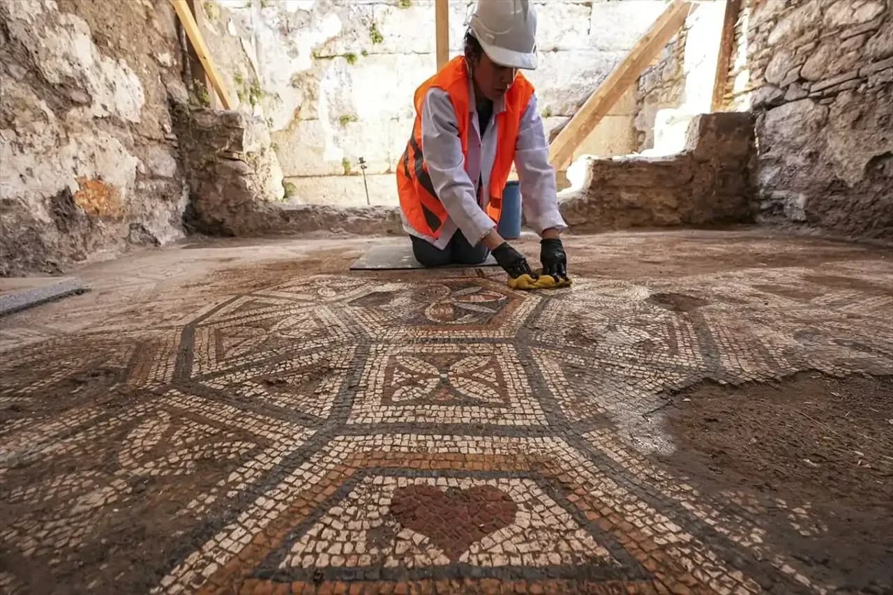 Arqueólogos encuentran nuevas habitaciones con mosaicos y frescos en la antigua Esmirna