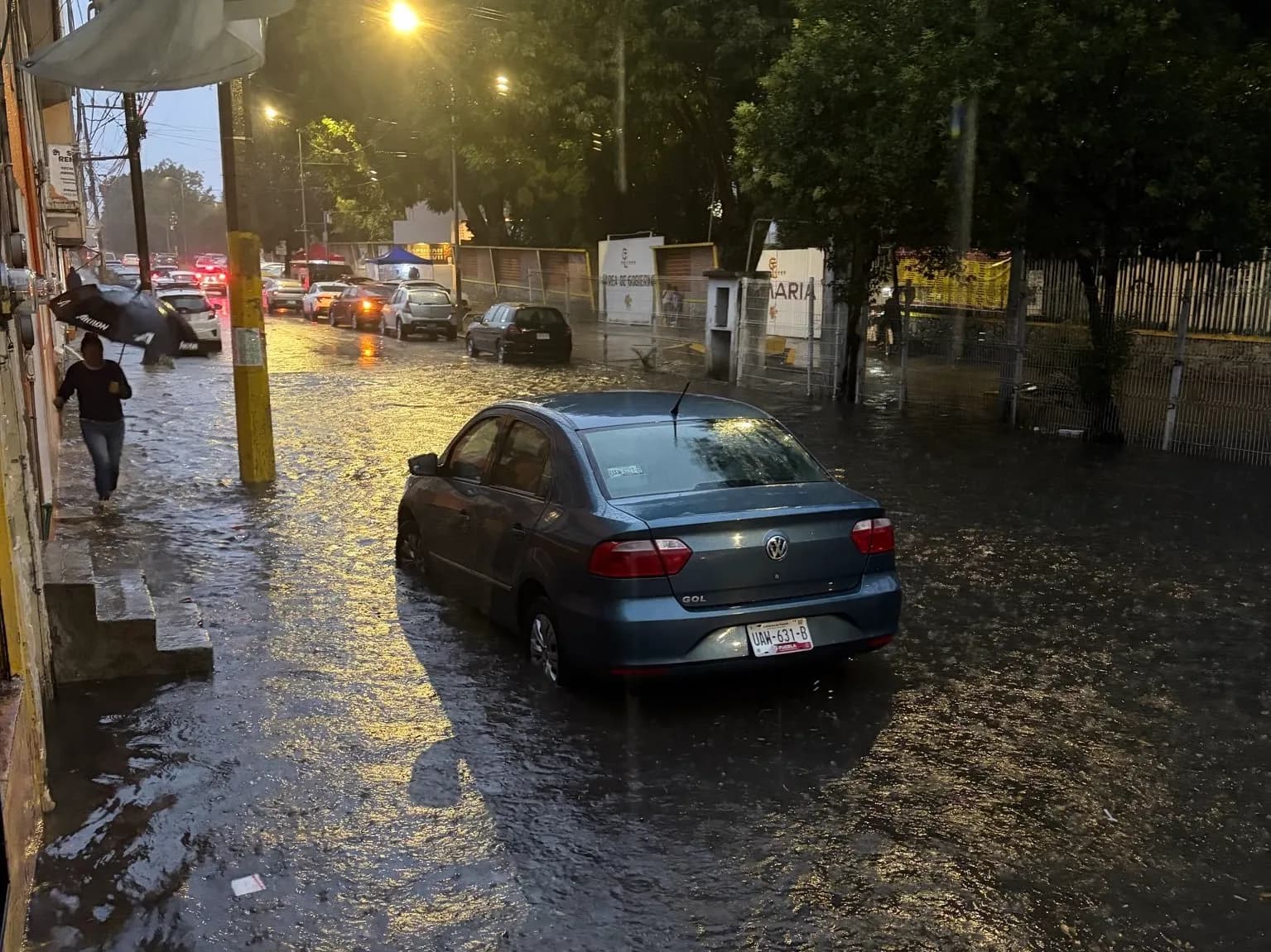 La fuerte lluvia dejó inundaciones, árboles caídos y apagones en Puebla capital