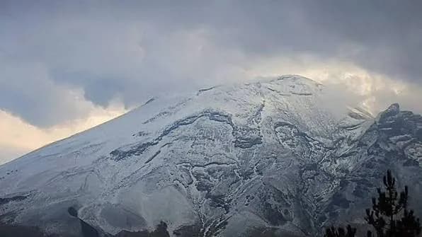 El Popocatépetl recibió septiembre cubierto de nieve