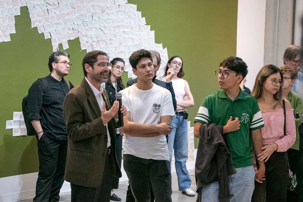 Una exposición en Puebla convierte ropa, recuerdos y ausencias en obras de arte
