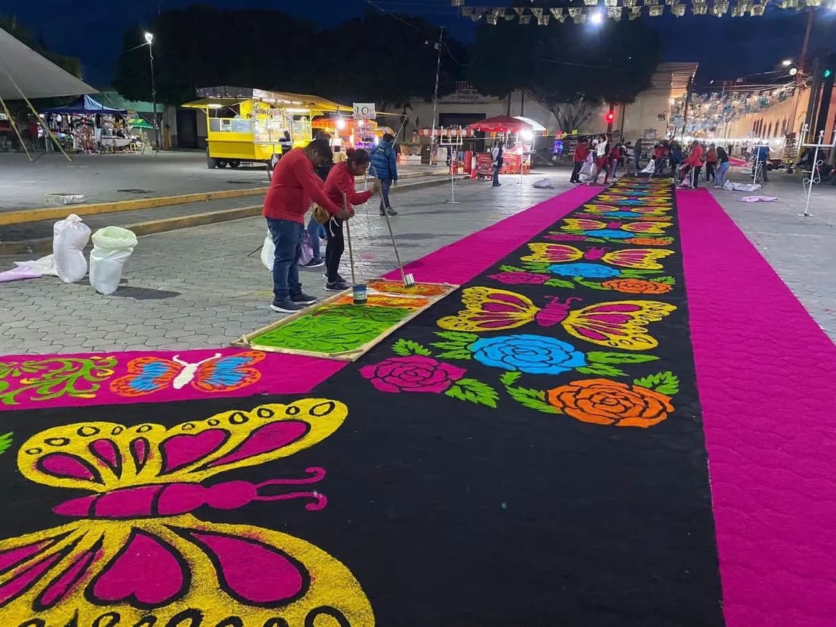 Nueve kilómetros de alfombras llenan de color Acatzingo en una tradición que cumple 61 años