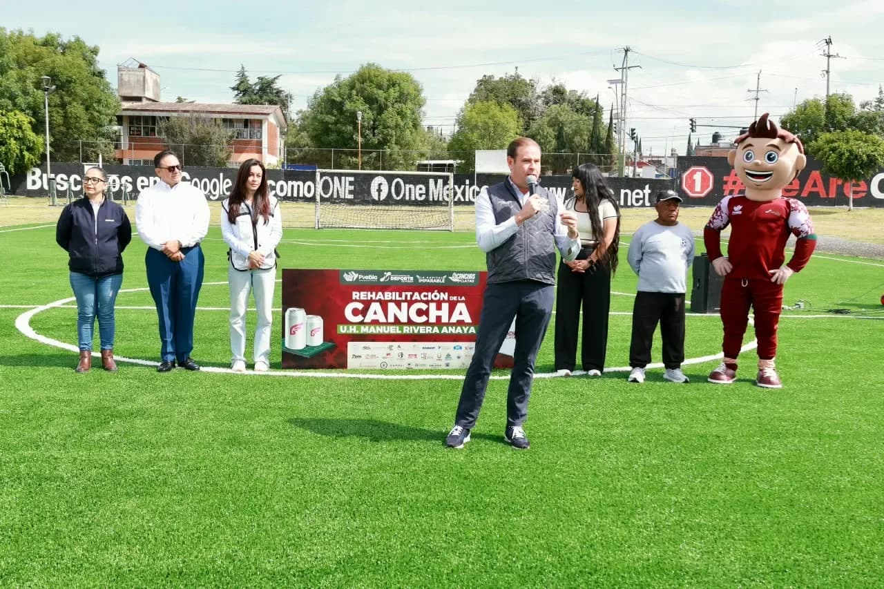 Ayuntamiento de Puebla recupera cancha de futbol en Rivera Anaya mediante reciclaje de latas