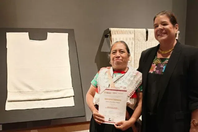 Artesana poblana lleva un huipil hasta Bellas Artes y gana premio nacional