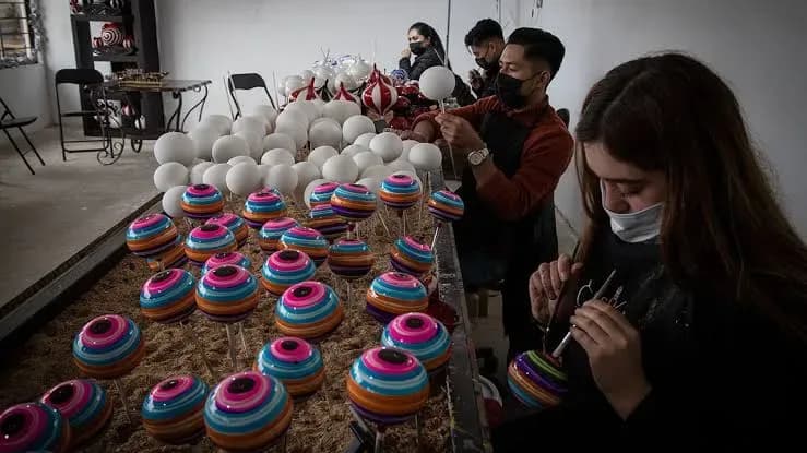 En este lugar de Puebla las esferas de Navidad todavía se hacen a mano