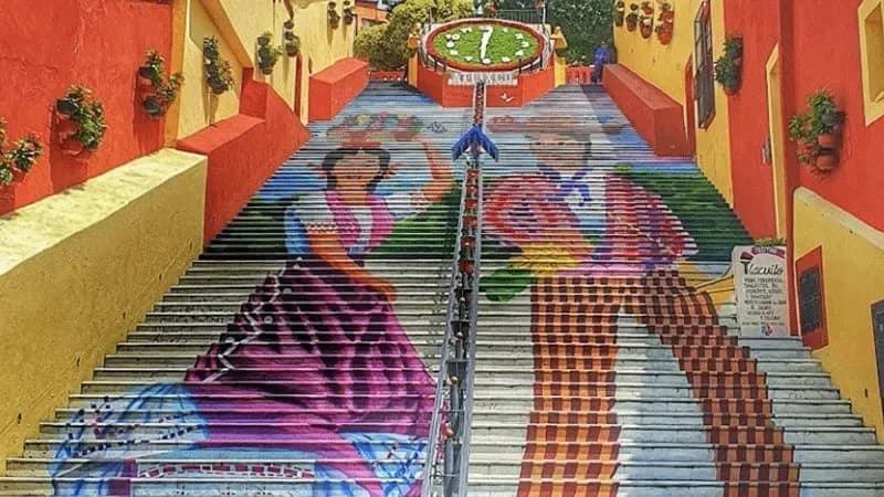 Los murales de Atlixco cuentan historias entre flores, escaleras y personajes poblanos