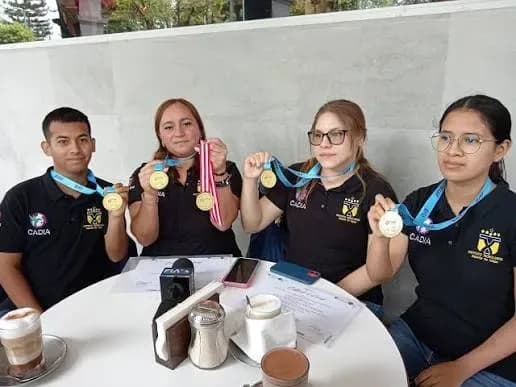 Cuatro estudiantes de Atlixco llevan a España un producto capilar hecho con aguacate poblano