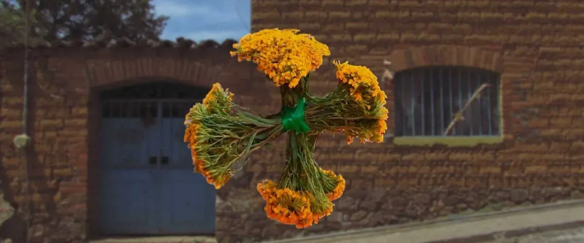 Cruces amarillas aparecen cada 29 de septiembre en Puebla: esta es la tradición detrás del pericón