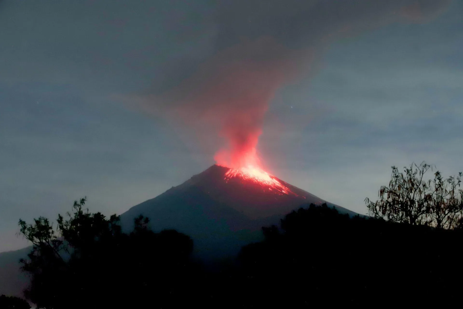 Popocatépetl mantiene actividad y ceniza alcanza zonas de Puebla