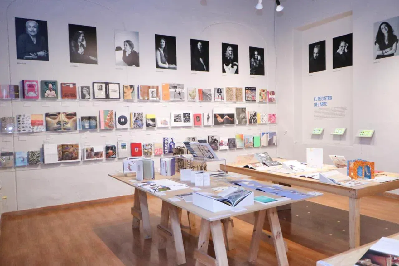 Mujeres recorren seis décadas de diseño editorial en una exposición en Puebla