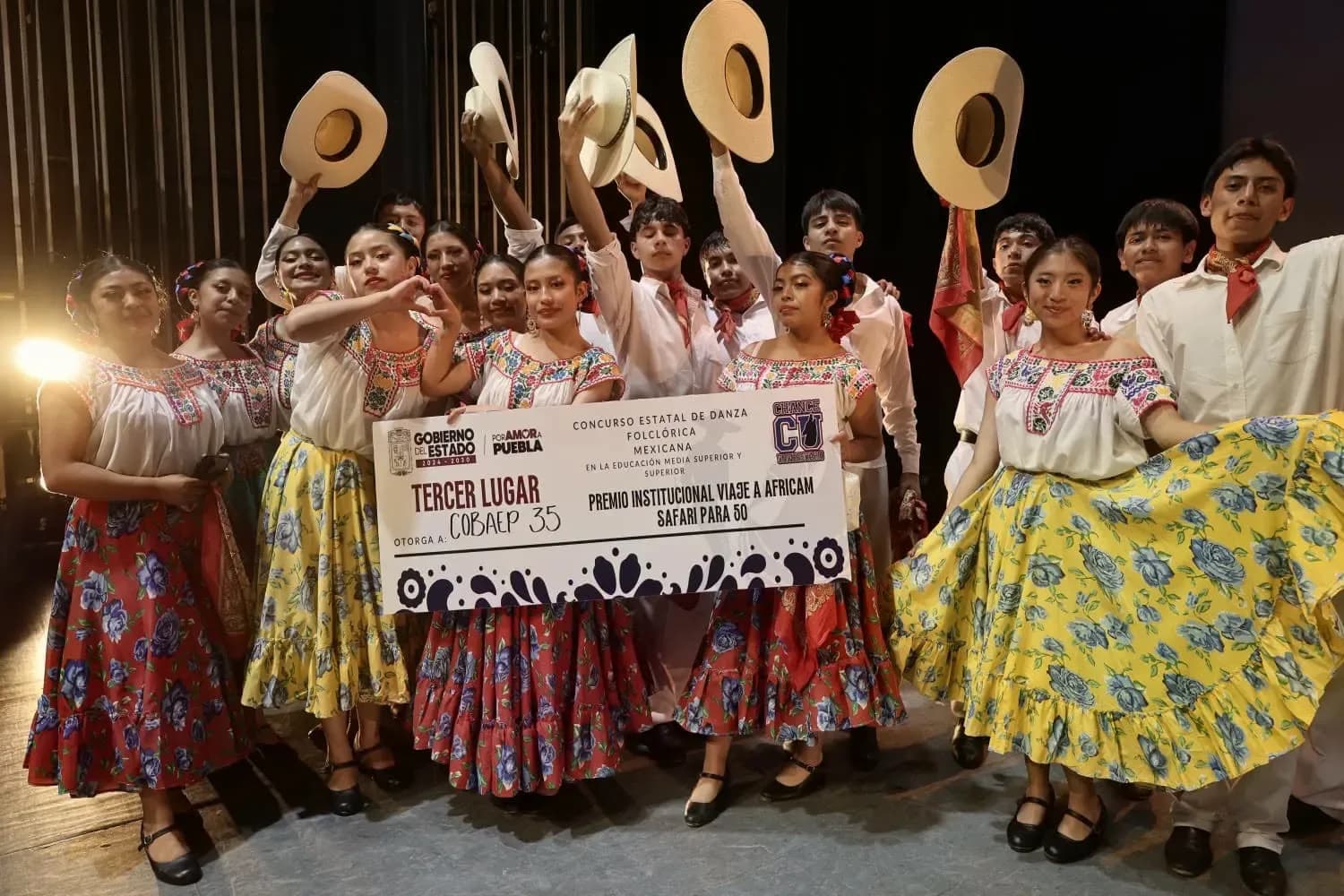 Estudiantes de Chilchotla destacan con danza folclórica en concurso estatal