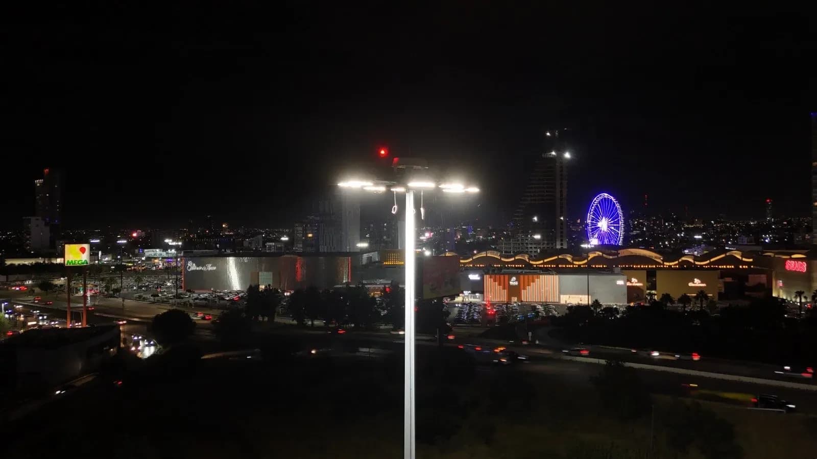 Reactivan los 26 superpostes de alumbrado en Vía Atlixcáyotl