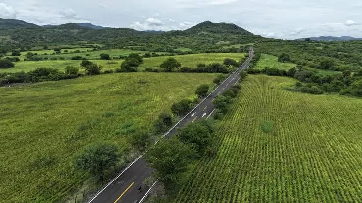 Teotlalco mejora su conexión con Morelos tras pavimentación de carretera