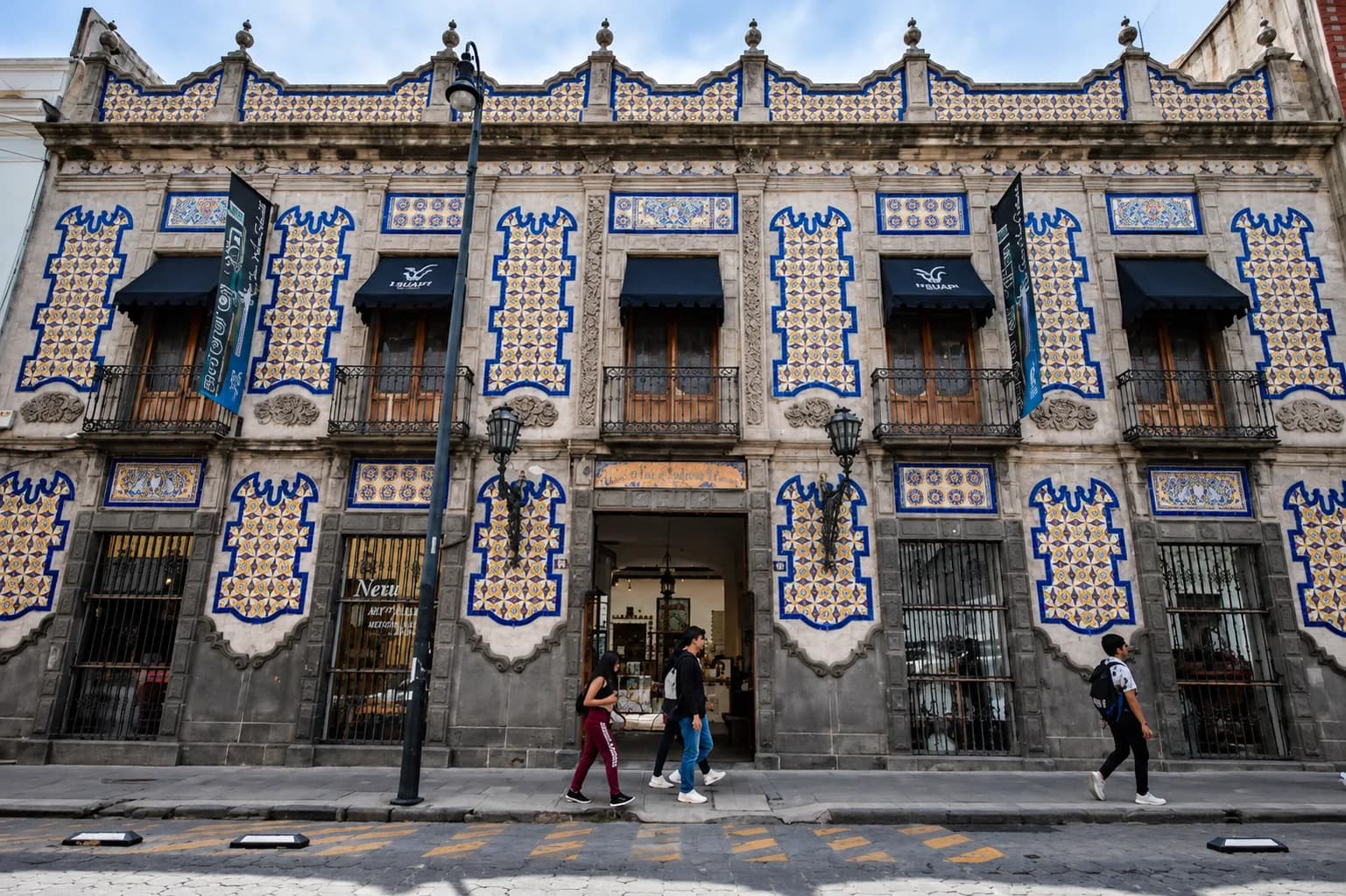 ¿Por qué hay fachadas con azulejos en Puebla? La historia detrás de una de sus imágenes más reconocibles