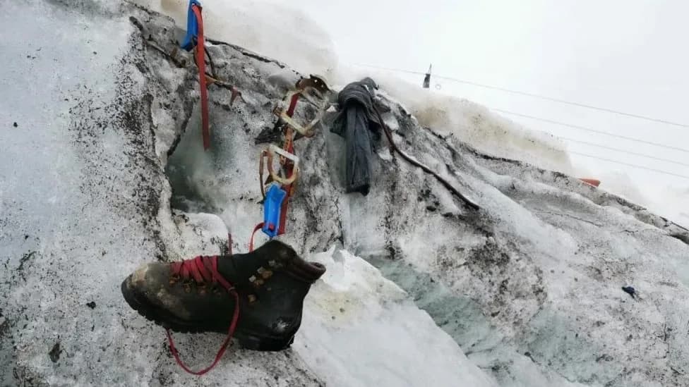 Suiza exhibe objetos que el deshielo dejó al descubierto en sus glaciares