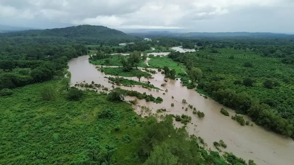 Conagua construye una obra de protección en el río Pantepec