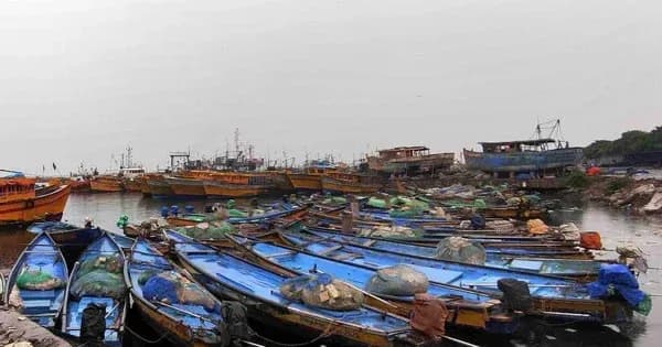 India evacúa comunidades costeras antes de la llegada del ciclón Arnab