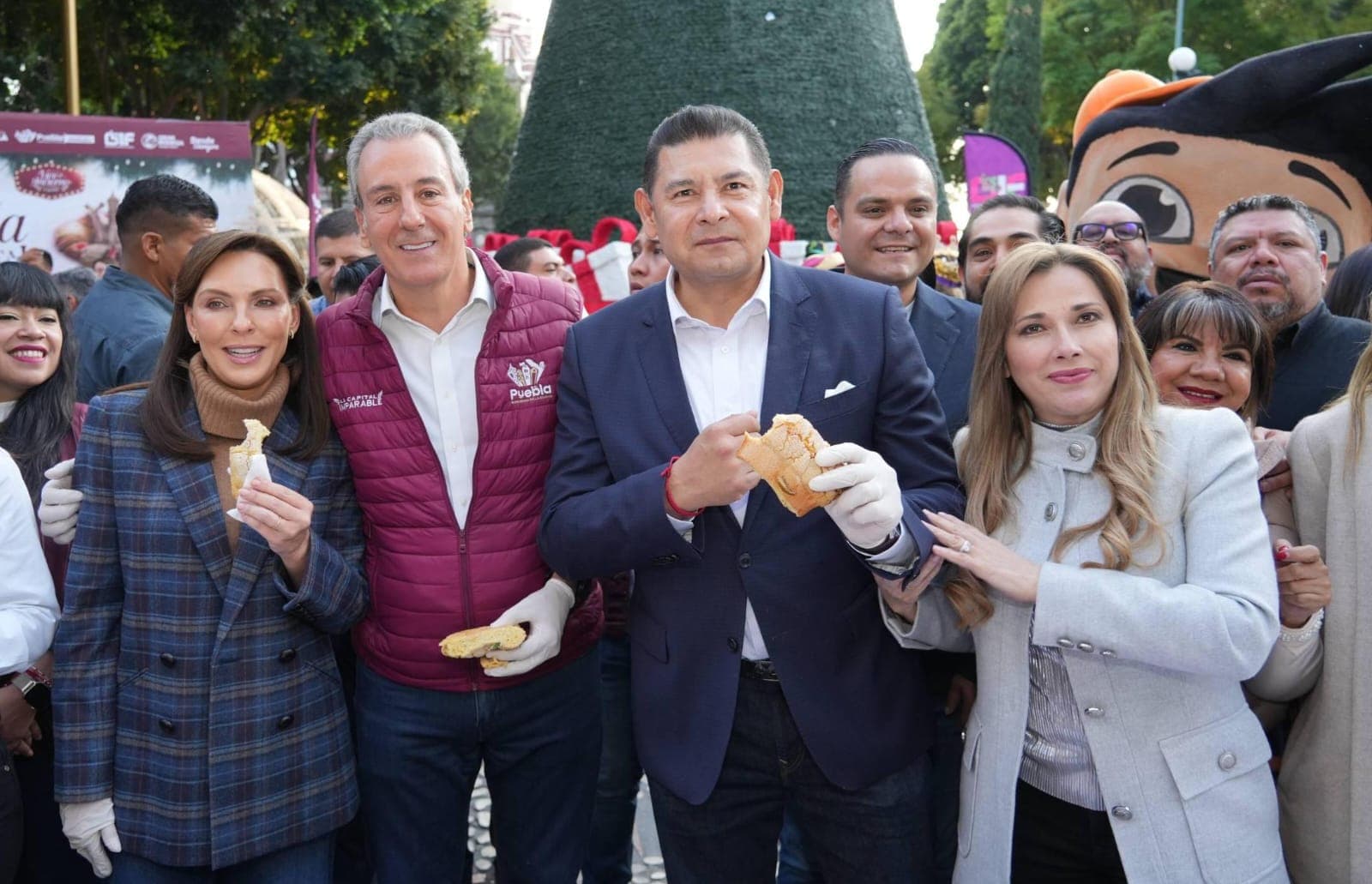 Con tradición y unión familiar, Puebla logra récord Guinness de la rosca monumental