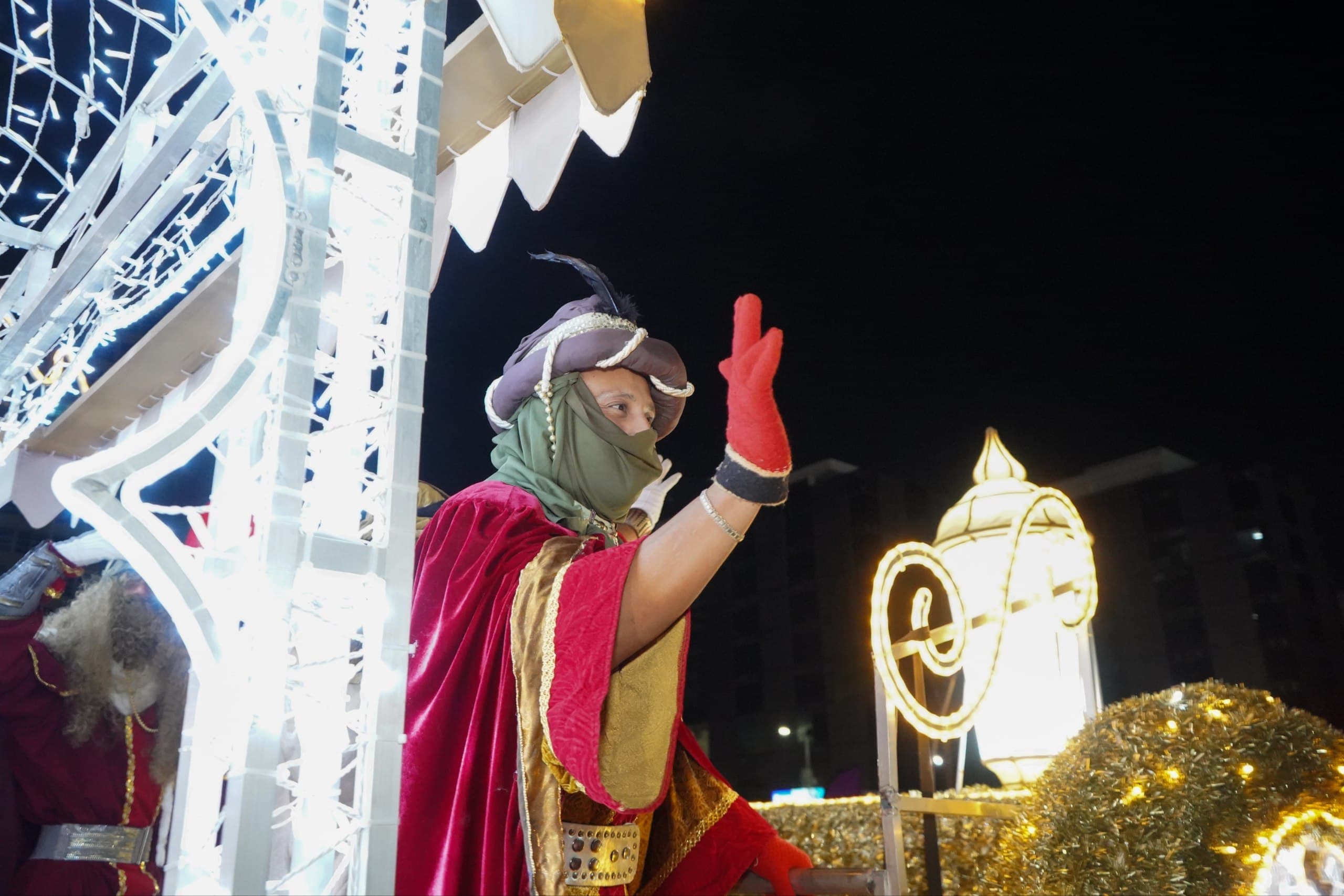 Con música, drones y tradición, el Desfile de Reyes Magos ilumina Puebla capital