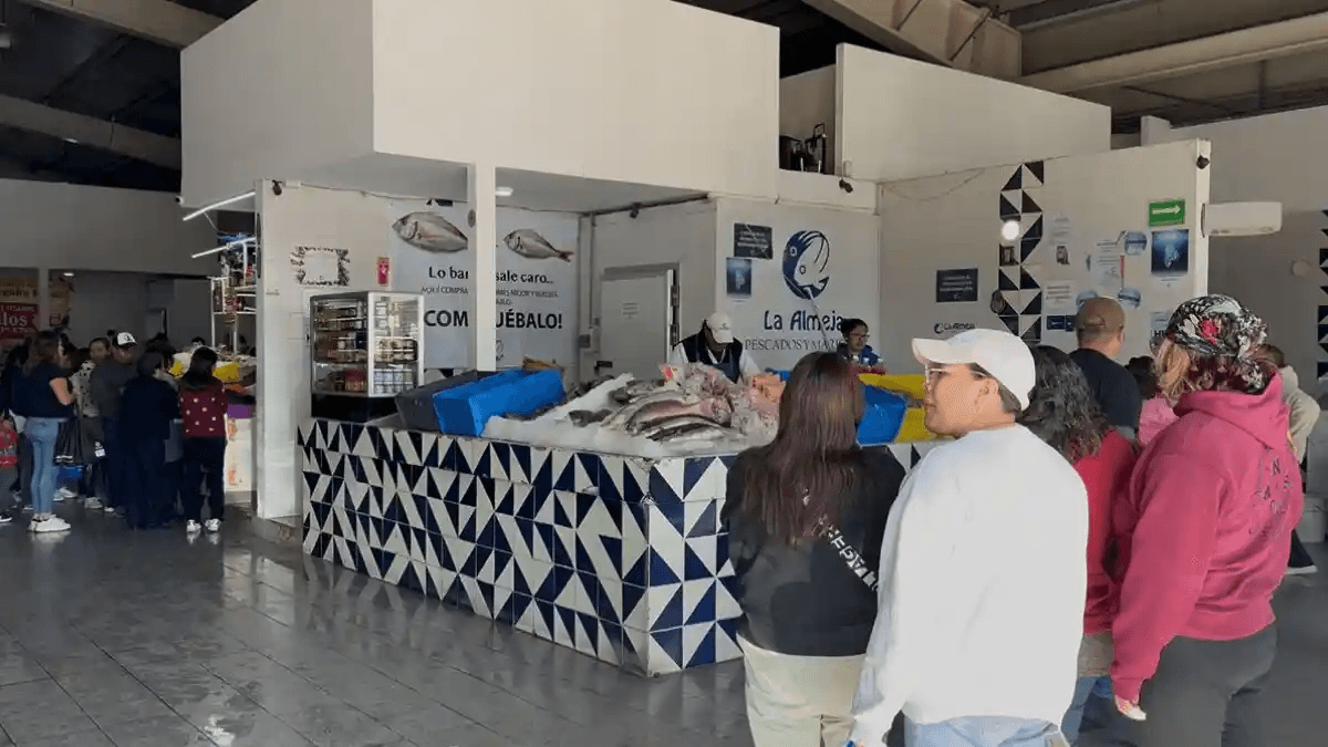 Afluencia regular en el Mercado de Mariscos en Puebla este 31 de diciembre