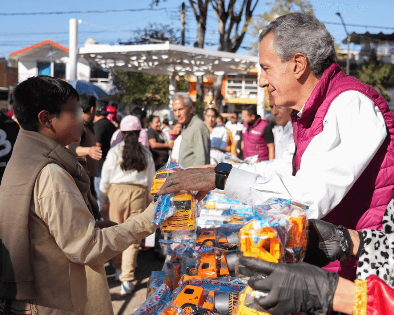 Pepe Chedraui encabeza entrega de juguetes por Día de Reyes en juntas auxiliares