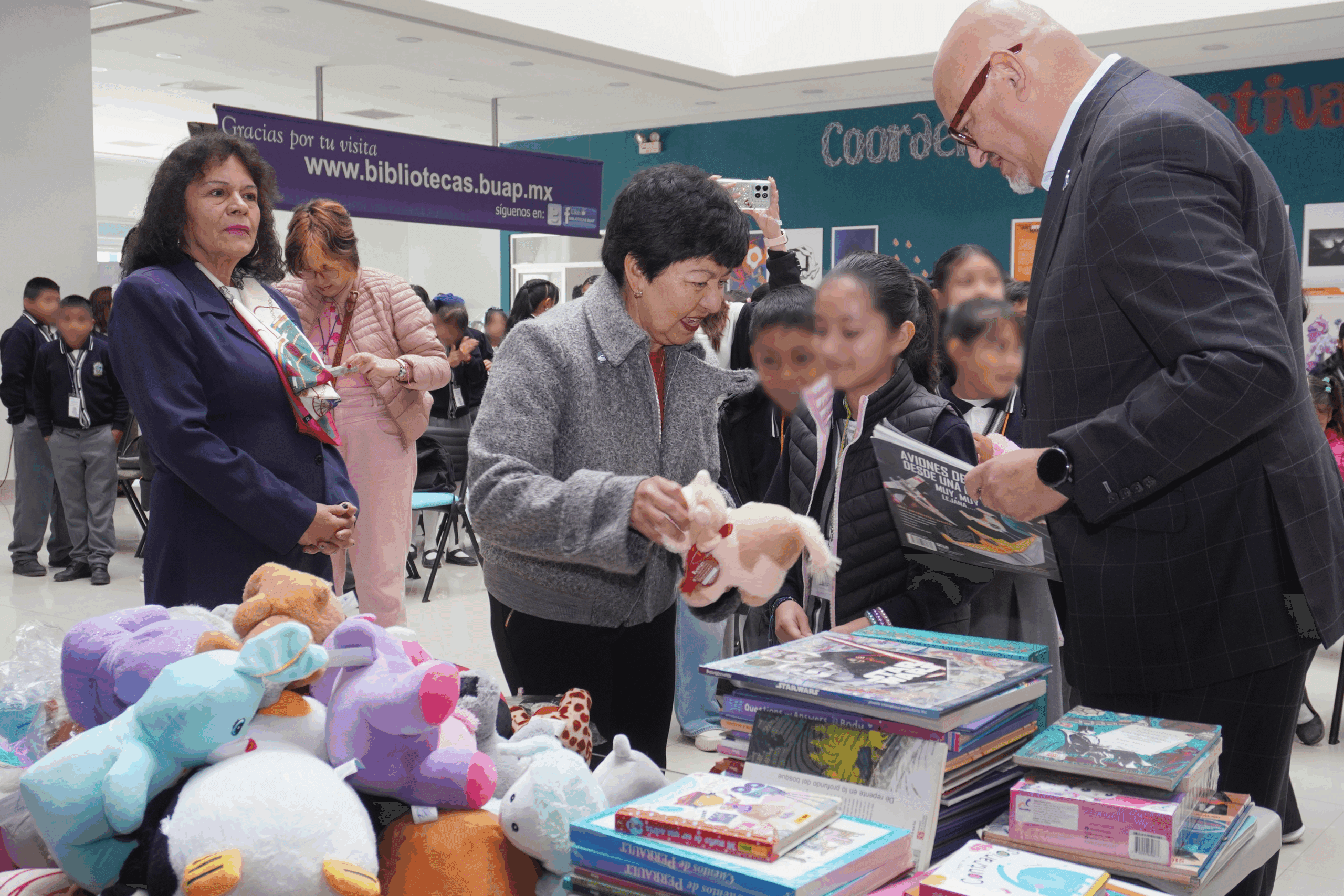 La Rectora de la BUAP participa en la campaña “Regala una sonrisa”