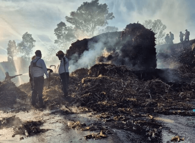 ¡Camión en llamas paraliza la Puebla–Atlixco!