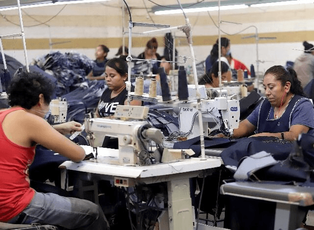 Ropa asiática y piratería ‘asfixian’ a textileros de Puebla-Tlaxcala