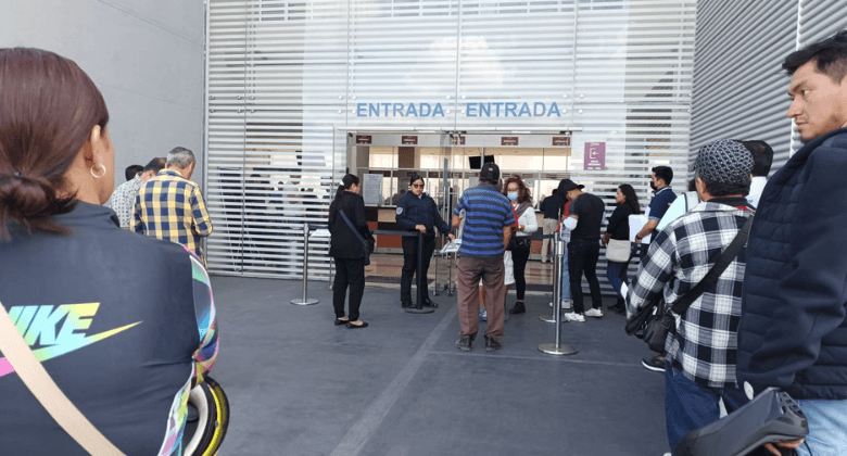 Largas filas en el CIS por cierre en entrega de placas